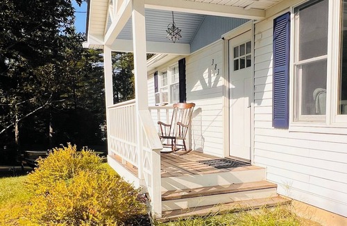 Castleton House | Charming 2-bedroom lake house with direct lake access!