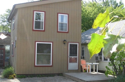 Irving Cottage | Charming 2-bedroom summer cottage in amazing Sunset Bay, Irving with AC