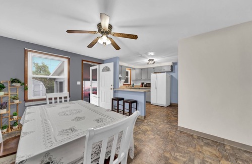 Cheektowaga Apartment | Charming 2-bedroom apartment near airport in peaceful Cheektowaga