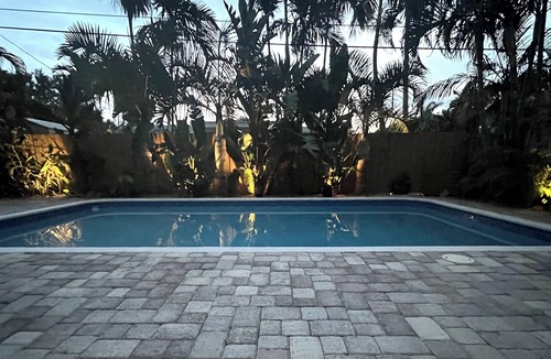 Poinsettia Heights Villa | Charming 2B Villa with Pool 5m Beach DTFTL