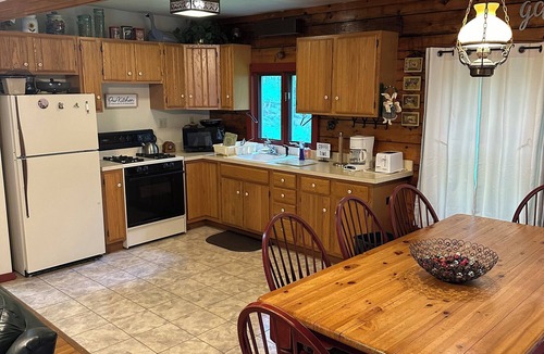 Union Dale Cabin | Charming 3-bdrms & loft cabin, with WiFi, mins to Elk Mountain by Lake Idlewild