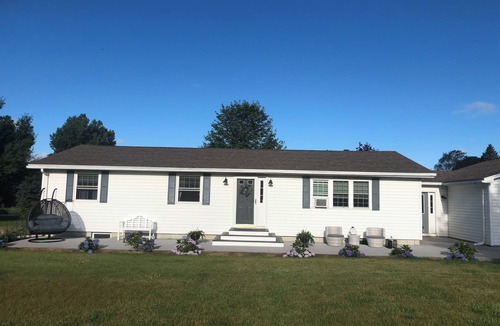Town of Hounsfield House | Charming 3-bedroom house in wonderful Sackets Harbor with WiFi, AC