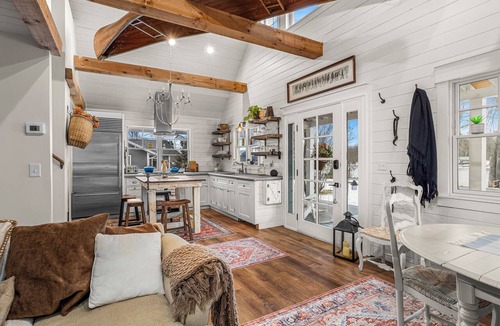 Schuylerville House | Charming 3-bedroom farmhouse water-front near Saratoga Springs