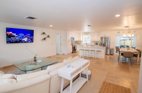 Crooked Creek House | Charming 3-bedroom beach house in enchanting Sarasota only 8 minutes to Siesta