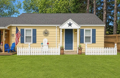 Edinboro Cottage | Charming 3-bedroom cottage at lovely Edinboro Lake