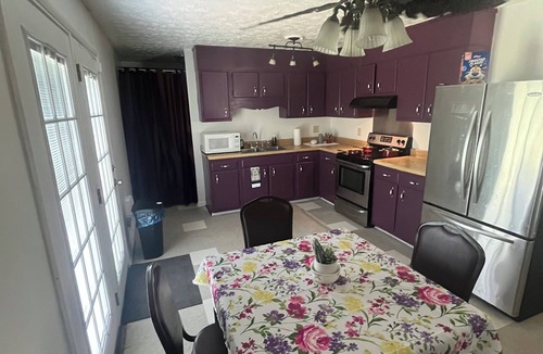 South View House | Charming 3-bedroom house with AC and WiFi in Pleasant Hope Mills.