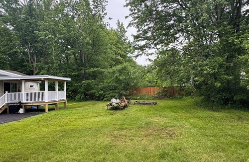 Lake Erie Beach House | Charming 3-bedroom house with WiFi, spacious yard and close to Lake Erie Beach!