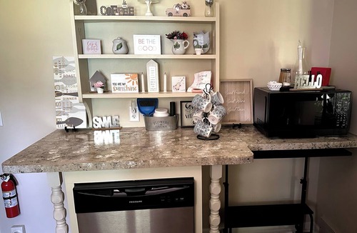 Fredonia House | Charming 3B, 1& 1/2 Bath ranch house. Sleeps 6. Full AC. Near SUNY Fredonia.