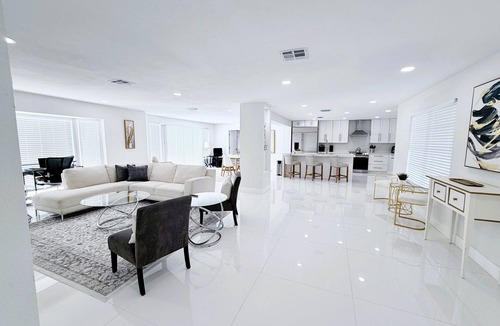 Southgate House | Charming 3BR/2BA Pool Home in Sarasota, Total Comfort, Minutes to Siesta Key!