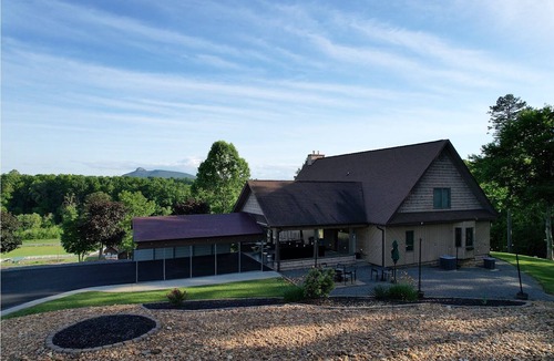 Pilot Mountain Ski Chalet | Charming 4-bedroom Chalet with WiFi and Welcoming View of Pilot Mountain