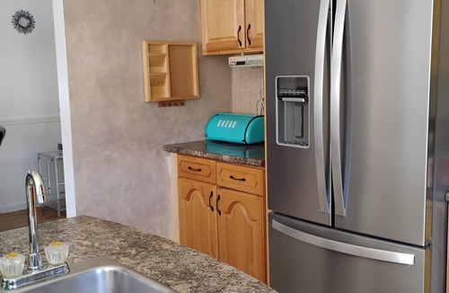 Sixteen Acres House | Charming -Clean-4-bedroom house with AC and WiFi in wonderful Springfield