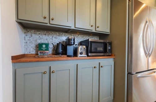 Crestline Heights House | Charming Cottage in Crestline Park
