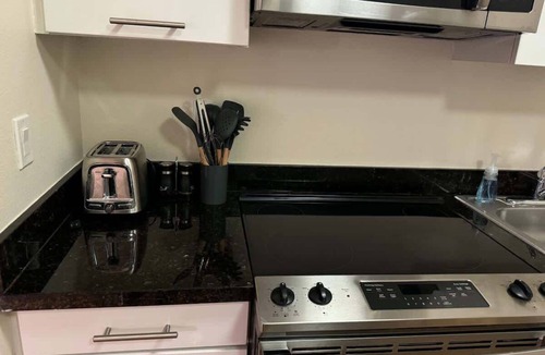 Downtown Apartment | Charming Glendale Apartment – 2BR/2BA, 4 Beds
