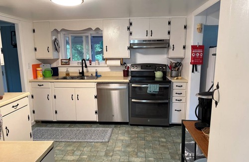 Oxford House | Charming Historic 4 Bdrm Farmhouse AC secluded, centrally located, fishing pond