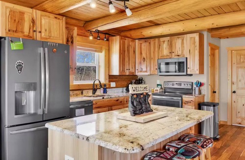 Cripple Creek Cabin | Charming Log Cabin + Mountain Views + Fireplace + Hot Tub + Pet Friendly
