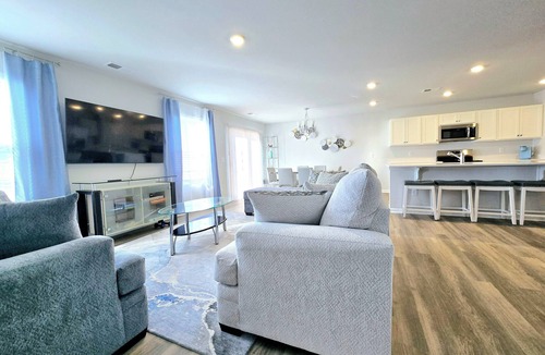 Southport House | Charming new 3-bedroom house in Southport with lake view