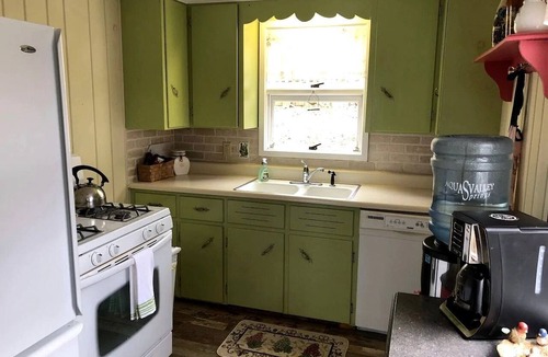 Dresden Cottage | Charming Pet-Friendly Cottage Seconds from Lake near Rochester, New York