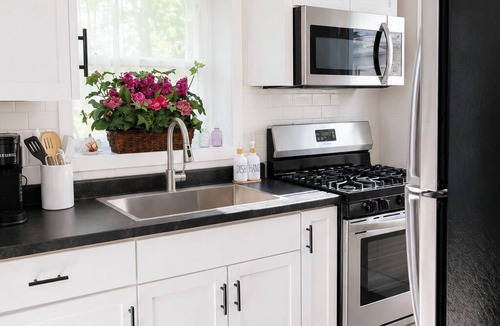 South Bend House | Charming Retreat on Quiet Street, close to Notre Dame and DTSB