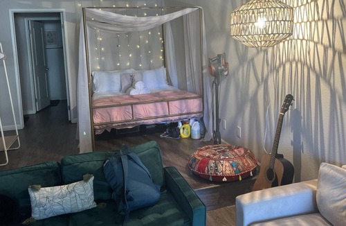 Hollywood Villa | Charming Studio Steps from Hollywood Walk of Fame and Runyon Canyon