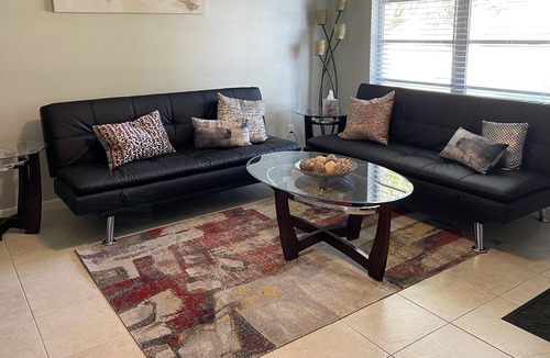 Naples Park Villa | CHARMING, UPDATED, PROFESSIONALLY DECORATED RETREAT CLOSE TO BEACH, SLEEPS 6