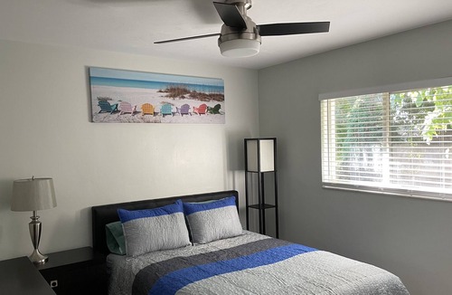 Naples Park Villa | CHARMING, UPDATED, PROFESSIONALLY DECORATED RETREAT CLOSE TO BEACH, SLEEPS 6