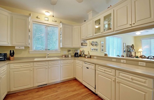Isle of Palms House | CLASSIC and Cozy IOP Beach Home, Family-Friendly, Walk to Marina!