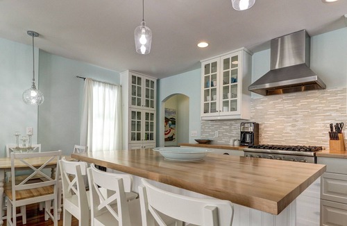 Harbor Springs Condo | Classy condominium with patio and balcony - near the lake!