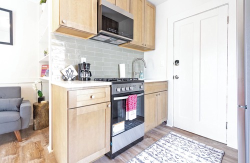 Woodstock Apartment | Colorful Modern Hideaway In Downtown Woodstock - AC & WiFi