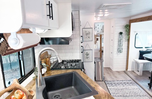 Fallbrook RV Rental | Comfy+Cozy Camper