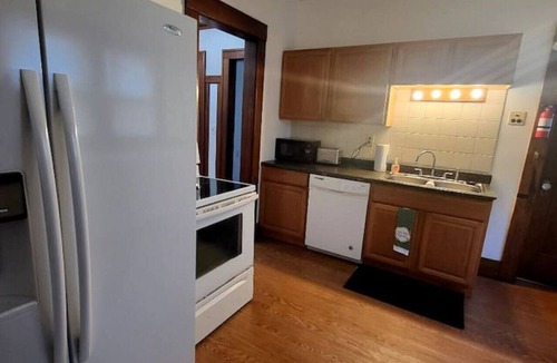 Rochester House | Conveniently located 6 Bedroom Home Next to U of R
