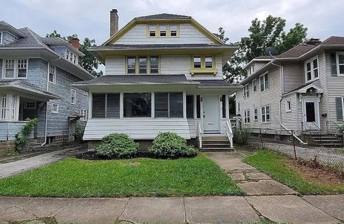 Rochester House | Conveniently located 6 Bedroom Home Next to U of R