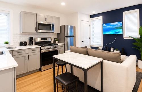 Corn Hill House | Cornhill Apt w FreeParking Kitchen W+D