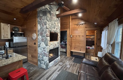 Town of Webb Cottage | Cottage “6th Lake" 2 Bedroom Cottage at The Lakes Old Forge