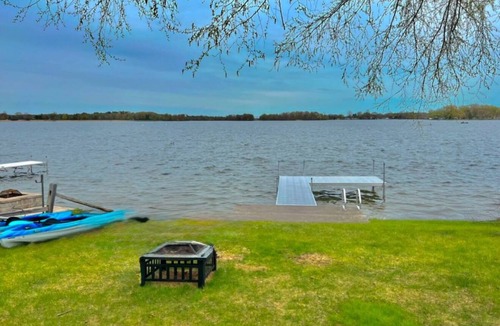 White Lake Cottage | Cozy 3 bedroom fully furnished lake view house!