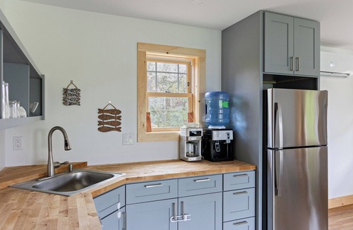 South Hero House | Cozy 2-bedroom guest house in perfect South Hero with private lake access.