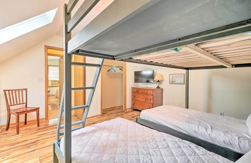 Auburn Cottage | Cozy Auburn Retreat w/Hot Tub - Walk to Lake