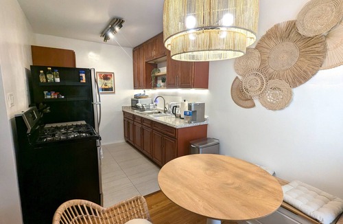 Alamitos Beach Condo | Cozy BEACH Condo with AC, Parking & Laundry, 10min walk to beach. Superb WiFi.