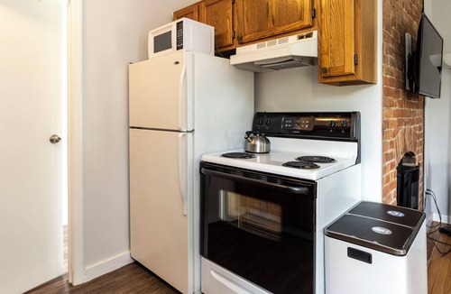 Beacon Apartment | Cozy Beacon Studio /creekiside walk to Main St/backyard with fire pit