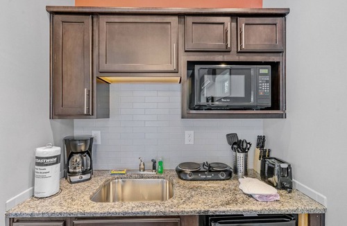 Queensbury Cottage | Cozy Cottage at Lake George Campsites!