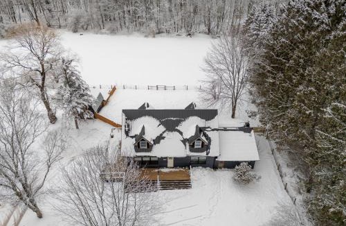 De Lancey House | Cozy Creekside Retreat - Minutes to Delhi & Andes
