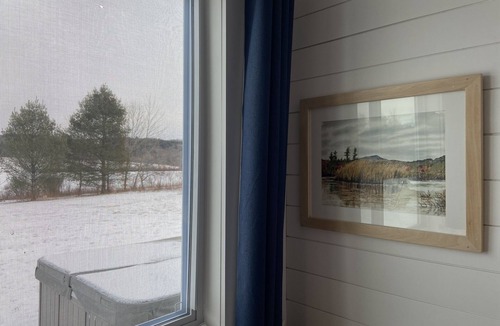 Whitingham House | Cozy Lakeside Tiny Home, kayaks included, fishing, hot tub, Near Skiing