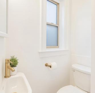 East Avenue Apartment | Cozy Modern Studio Queen BedWorkspacefastWifi
