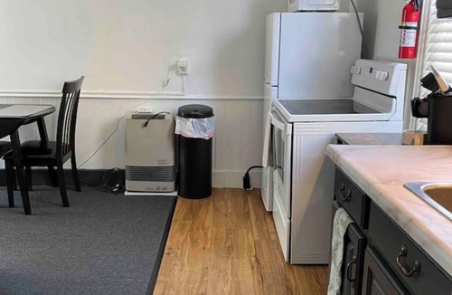 Old North End Apartment | Cozy Studio 1/2 block to Church St & Shops-Pets