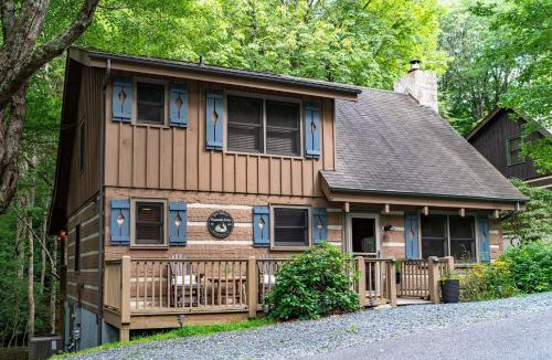Seven Devils House | Creekside Cabin - Seven Devils,NC - Pet-Friendly, Close to Skiing & Hiking, and the Apline Coaster!