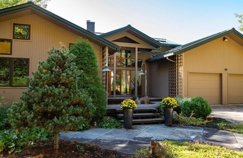 Shelburne House | Custom 3-bedroom contemporary home on 10 rural acres yet near all amenities