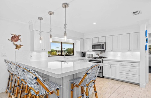 Key Colony Beach Villa | Deep Blue ~ Waterfront Gem ~ Pool ~ Kayaks ~ Dock