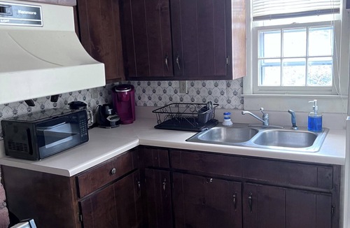 Anniston House | Deep stairs Loft with Wi-Fi, AC in charming Anniston