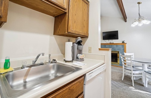 West Bridgewater Hotel | Deluxe One bedroom Queen Suite with outdoor heated pool 203