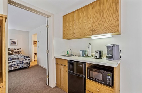 West Bridgewater Hotel | Deluxe one bedroom suite located on first floor with outdoor heated pool 11517