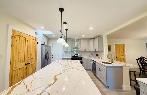 Dickinson Villa | Dickinson Bayou Front Retreat Gateway Spacious 5-bedroom with Water view fishing